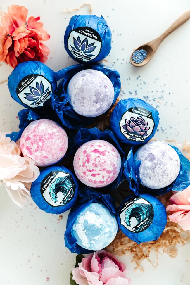 Bathscope Badekugeln dekorativ auf einem Tisch